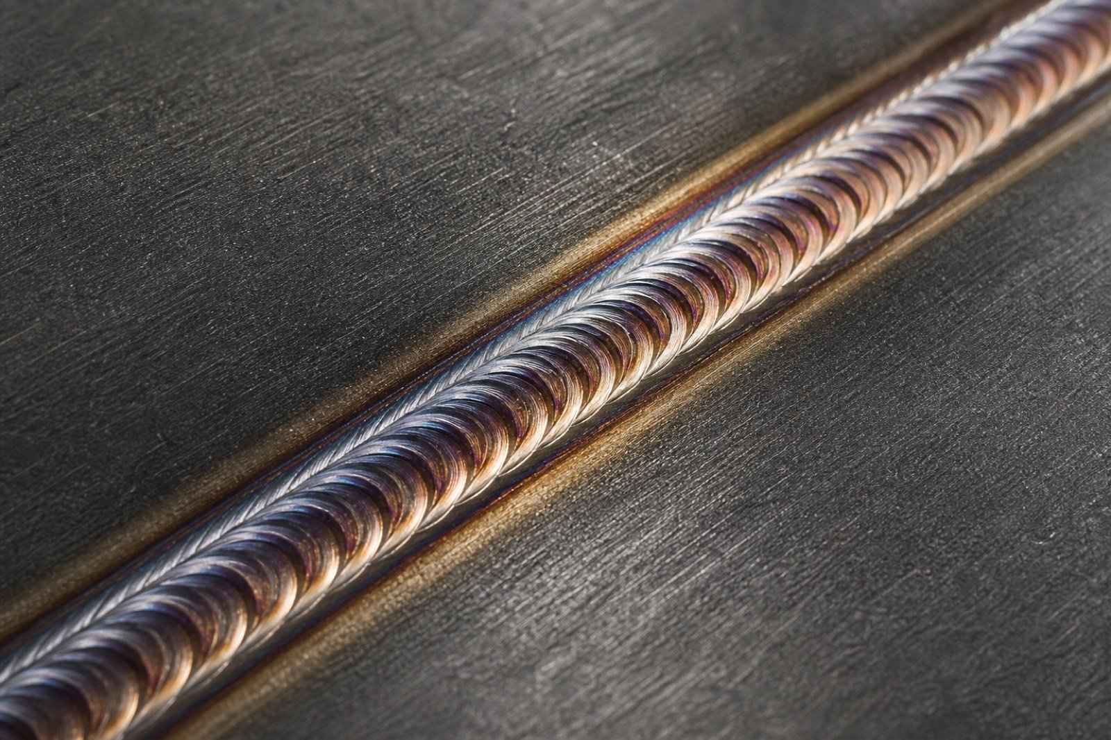 Consistent pulse-weld bead along a stainless seam